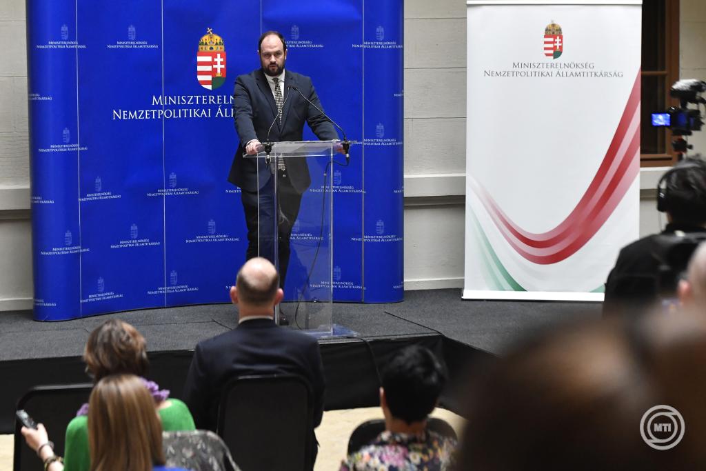 Kép forrása: https://hatartalanul.net/tema/kozepiskolai-vetelkedo/kreativ-rajzpalyazat/
