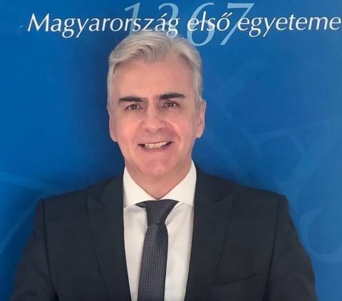 Kép forrása: https://kpvk.pte.hu/hu/hirek/akademiai_bizottsagi_elnok_lett_prof_dr_szecsi_gabor_pte_kpvk_dekanja