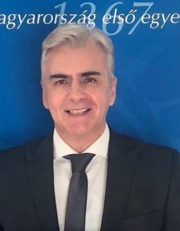Kép forrása: https://kpvk.pte.hu/hu/hirek/akademiai_bizottsagi_elnok_lett_prof_dr_szecsi_gabor_pte_kpvk_dekanja